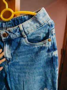 Girl&#39;s Distressed Denim Jeans