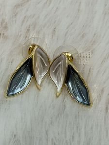 🌿 Dual-Toned Leaf Drop Earrings