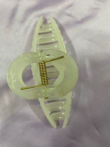 Elegant pinteresty White Hair Claw Clip 🤍