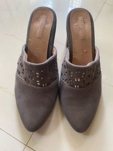 Suede Heels Grey