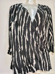 🎄Buy 1, Get 1 Free🎁 Printed Top M/ L Size