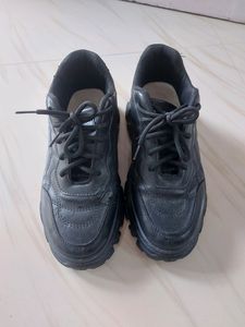 Unisex used Sneaker.