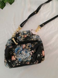 Black Floral Printed Sling Bag (Women&#39;s)
