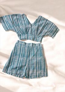 V-neck Top And Comfy Shorts Featuring Pockets