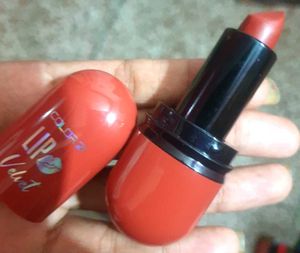 Lipistick With Included Gifts