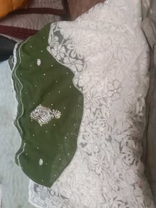 Saree Blouse White Hai Bahut Acha. Ha