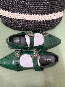 BUCKLED BALLET FLATS IN FOREST GREEN