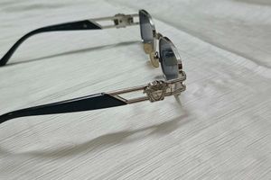 Classy sunglass! 👓