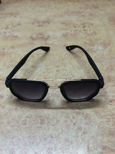 Aviator Sunglasses - Black &amp; Gold