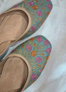 🌸 Handcrafted Embroidered Juttis – Size 41 🌸