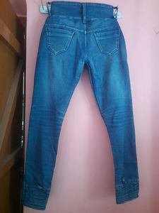 SLIGHTLY USED STRETCHABLE JEANS