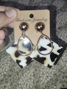 Set Of 2 Fancy Earrings And a Korean Clip