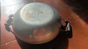 Sumeetra Non-Stick Kadhai (KD 12) hostel cooking.