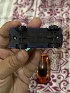 4 Hot wheels 1 toy car