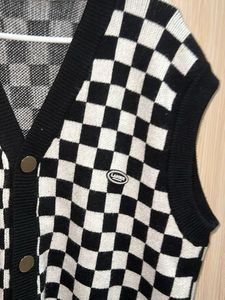 Checkered Sleeveless Knit Top