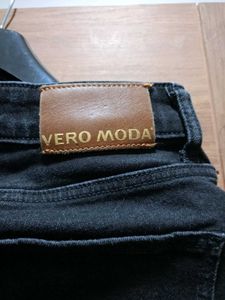 Vero Moda Bootcut Jeans👖With Button Detailing