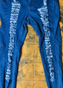 43010. Distressed Detail Jeans