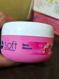 Nivea Soft Berry Blossom Cream