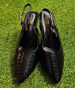Chic Black Slingback Heels