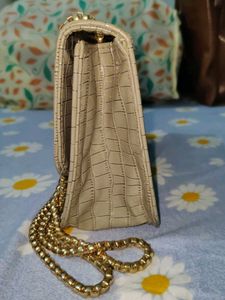 Chic Beige Croc-Embossed Chain Bag