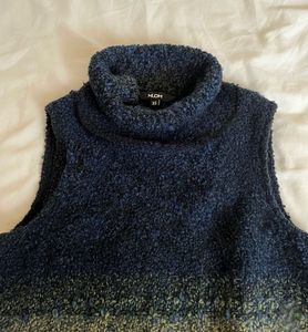 A sleeveless   knit top /high-neck sweater size XS