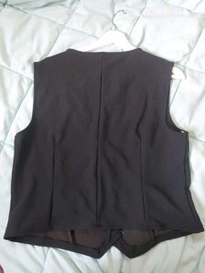 Max Sleek Black Sleeveless Vest