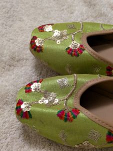 Green Juttis Size 5