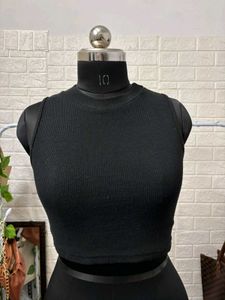 Basic Black Ribbed Crop Top
