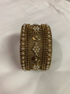 Elegant Traditional Gold-Tone Bracelet with Pearl