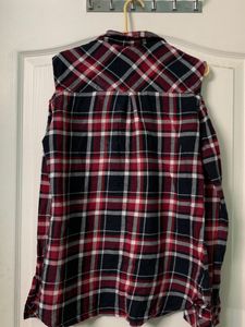 Cold shoulder shirt, checks black and red