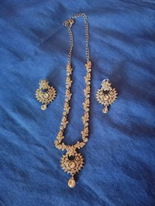 Stunning Golden Necklace With Earrings