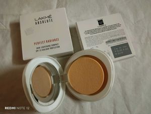 Lakme Absolute Compact