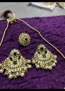 Exquisite Emerald Kundan Jewelry Set