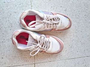Stylish Women&#39;s Sneakers