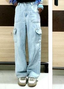 Light Blue High-Waisted Cargo Jeans – Women’s