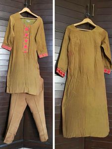Women Thread Embroidered Crepe Kurta Set
