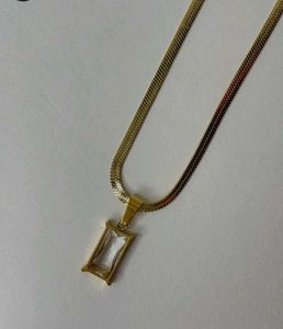 The soft focus snake chain