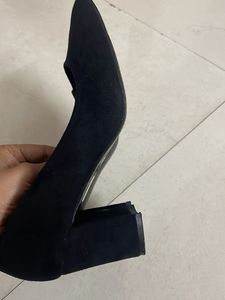 Black Pumps