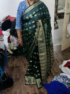 Elegant Green &amp; Gold Saree border has cut