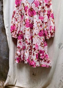4226. SHEIN CUTE FLORAL DRESS