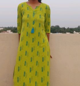 Printed Straight Kurta With Notched Round Neck