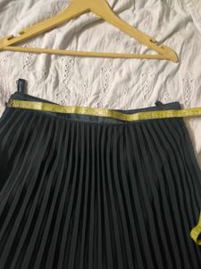 🖤 Pleated Skirt