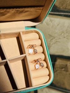 Cute bow earrings with a touch of sparkle ✨🤍