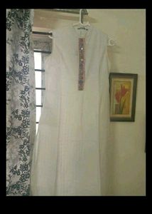 Women&#39;s Ajio White Sleeveless Kurti