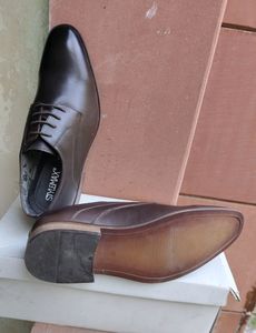 Size 7 Leather Shoe