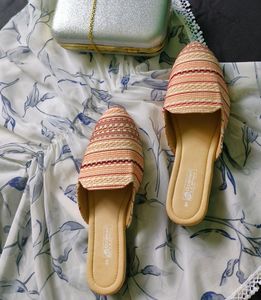 Women Trendy Embroided Juttis