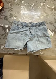 New With tag H&M Denim Boyfriend Shorts Distress