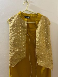 Elegant Sleeveless Kurta