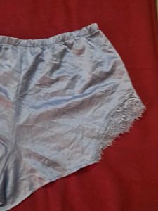 padded  top n satin short  in imported fabric