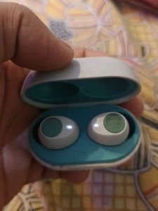 JBL Vibe 100TWS Earbuds right side working